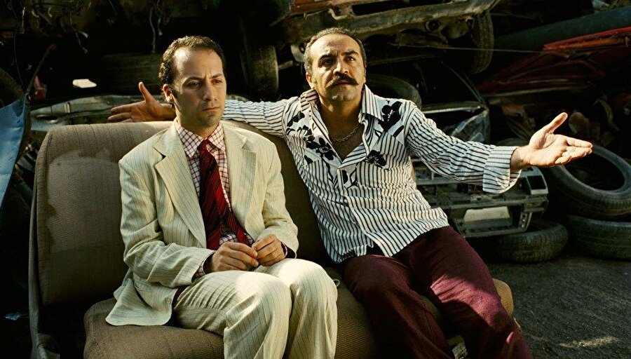 
                                    Organize İşler, 2005 yılında Tolga Çevik'in başrolünde olduğu bir komedi filmidir. Film, araba hırsızlığı yapan bir çete ile onların arasına dahil olan bir komedyenin hikayesini, içerisinde barındığı aforizmalar ile seyirciye aktarıyordu.
                                