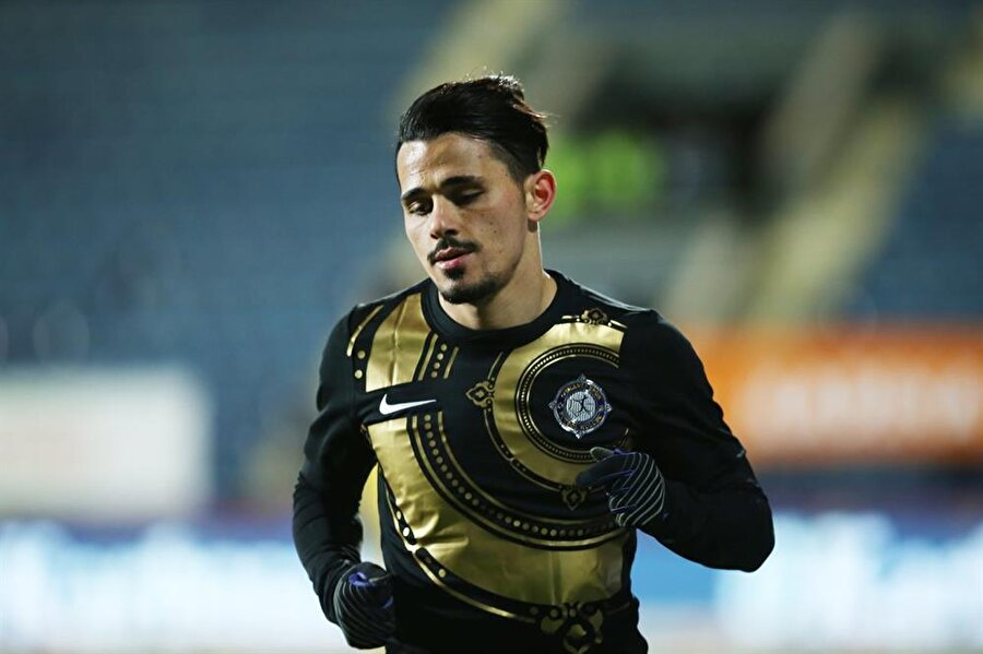 Beşiktaş, Osmanlıspor'un genç oyuncusu Serdar Gürler'i kadrosuna katmak istiyor.