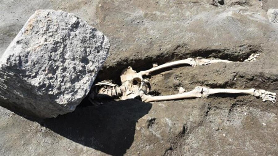 Yanardağ patlamasından kaçarken kafasına kaya düştü