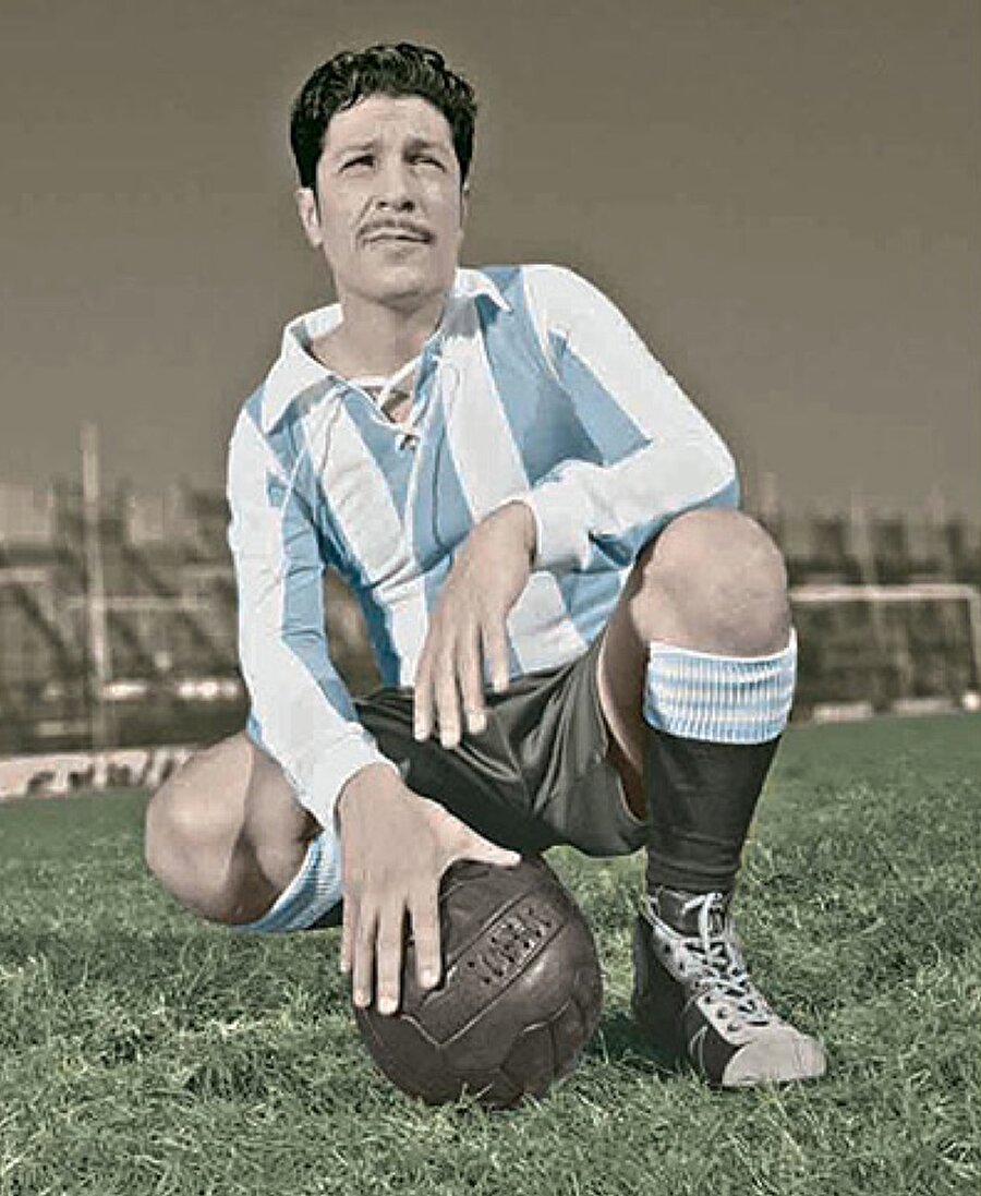 Guillermo Stábile

                                    17 Ocak 1905'te dünyaya gelen Guillermo Stábile, Arjantin formasıyla 1930 Dünya Kupası'nda boy gösterdi. Yetenekli golcü turnuvada 8 gol attı.
                                