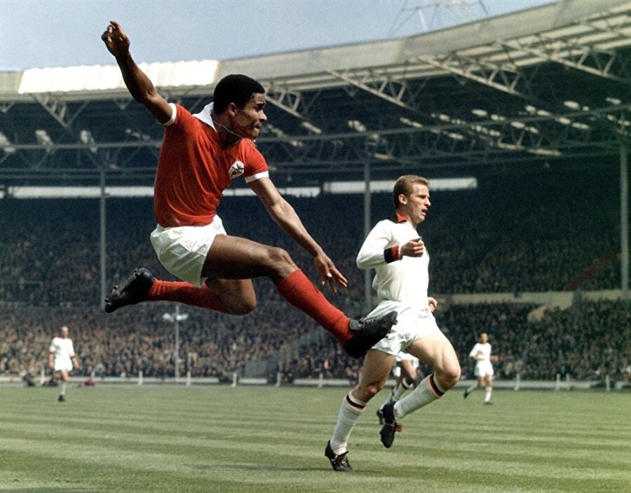 Eusebio

                                    İngiltere’de düzenlenen 1966 Dünya Kupası’nda Portekizli futbolcu Eusebio 9 gol attı.
                                