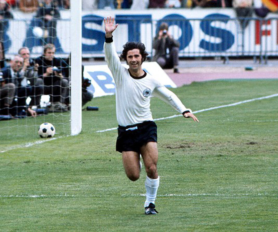 Gerd Müller

                                    Almanların efsane futbolcusu Gerd Müller, 1986 Meksika Dünya Kupası’nda 10 gol attı.
                                