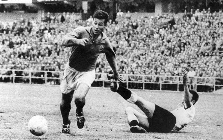 Just Fontaine

                                    İsveç'te düzenlenen 1958 Dünya Kupası'nda Fransız futbolcu Just Fontaine 13 kez fileleri havalandırdı.
                                