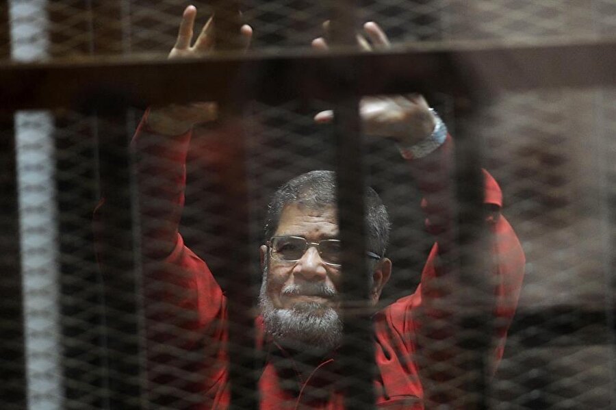 Muhammed Mursi, 3 Temmuz 2013'te düzenlenen askeri darbeyle devrilerek hapse mahkûm edildi.