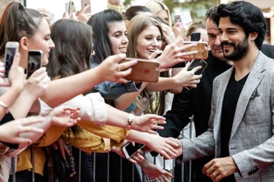 Slovenya'da Burak Özçivit şok! ​Polis kontrolünde havalimanına götürüldü