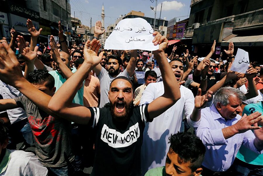 Ürdün’de hükümet protestoların odağında

                                    
                                    Ürdün'de vergi yasasını protesto eden göstericiler, hükümetin düşmesi çağrısında bulundu. Başkent Amman'daki Hüseyni Camisi önünde toplanan yüzlerce kişi, vergi yasasını protesto için yürüyüş düzenledi. Yasaya tepki gösteren eylemciler "Halk, hükümetin düşmesini istiyor", "Vergileri ödeyecek gücümüz kalmadı" sloganları attı. Üzerinde "grev" yazılı pankartlar taşıyan göstericiler, ayrıca vergi yasasının iptal edilmesini istedi. Göstericiler daha sonra olaysız bir şekilde dağıldı. Ülkedeki birçok kentte 30 Mayıs Çarşamba günü yürürlüğe girmesi beklenen vergi kanununu protesto için grev yapılmış, gösteriler düzenlenmişti.
                                
                                
