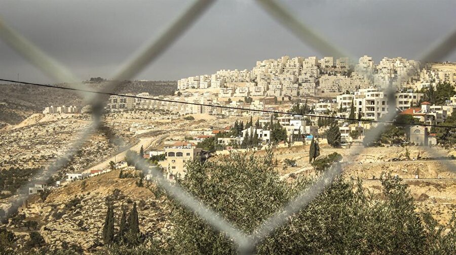 İsrail, Batı Şeria'ya 2 Bin Yerleşim Birimi İnşa Edecek

                                    İsrail basınındaki haberlere göre, İsrail hükümeti işgal altındaki Batı Şeria'da 2,070 yeni yerleşim biriminin inşasını onayladı. Yerel kaynaklardan alınan bilgiler, birimlerin en az 696'sının inşaat için onaylandığı yönünde. Öte yandan Peace Now adlı STK’ya göre, ABD Başkanı Donald Trump'ın göreve gelmesinden bu yana onaylanan yerleşim birimi sayısı da (4,476) bugüne kadar inşa edilenlerin üçte birini buldu.
                                