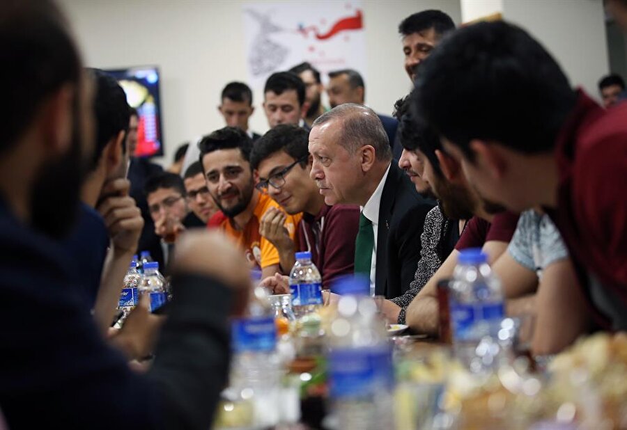 Cumhurbaşkanı Erdoğan, öğrencilerle sahur yaptı.