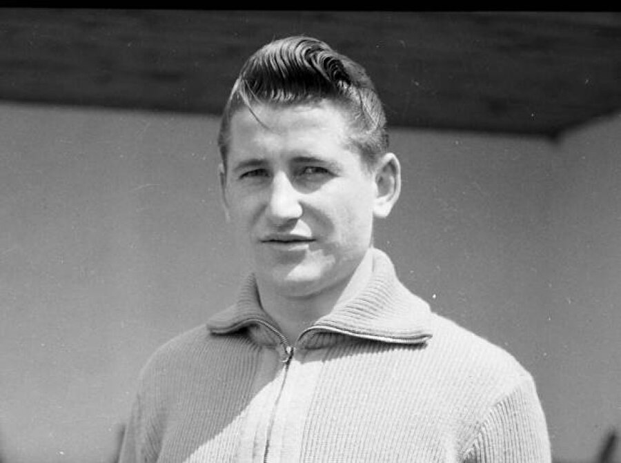 Helmut Rahn 

                                    Alman futbolunun efsanelerinden Rahn, 1954 ve 1958 Dünya Kupaları'nda toplamda 10 kez fileleri sarstı.
                                