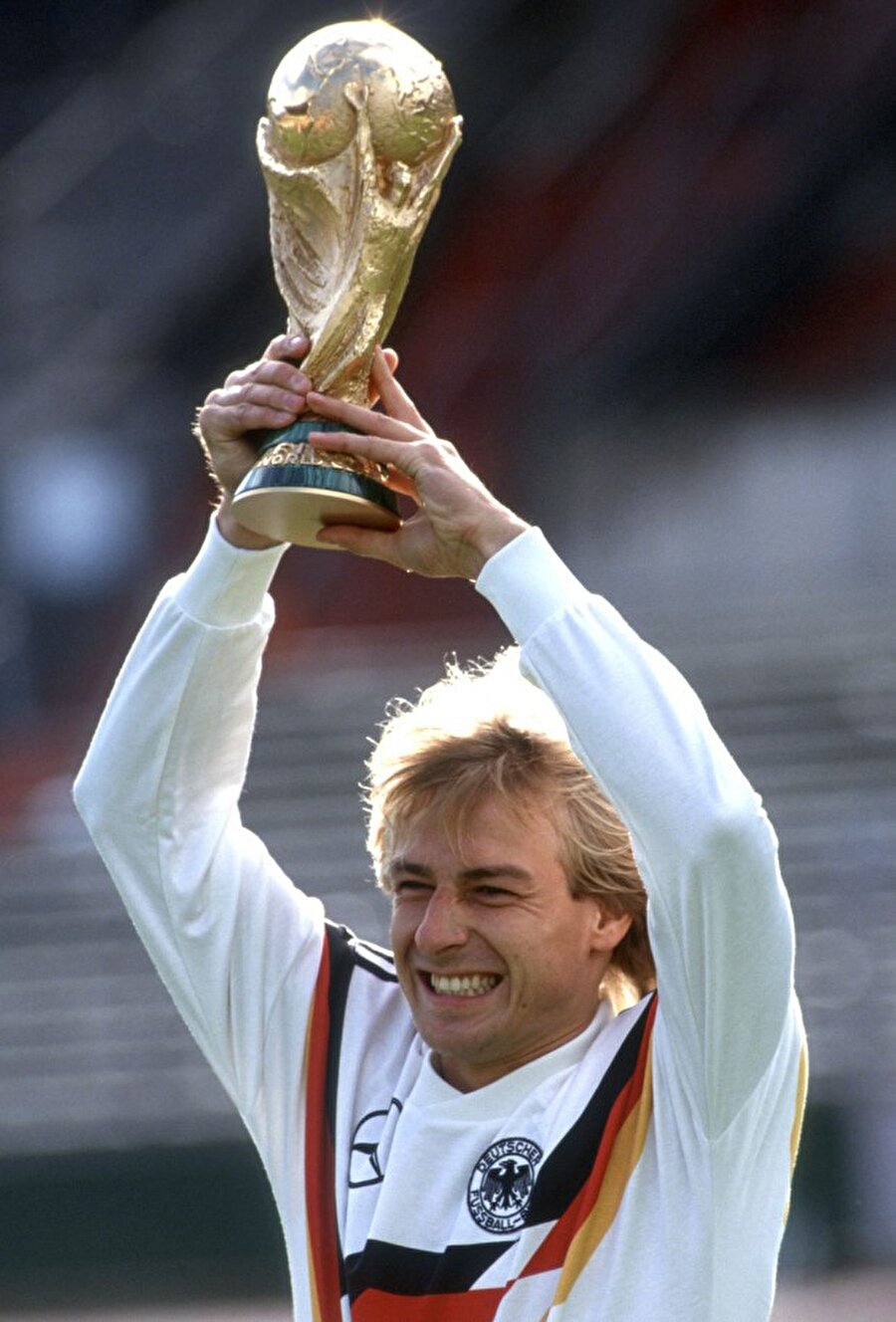 Jürgen Klinsmann

                                    Alman futbolcu Jürgen Klinsmann 1990, 1994 ve 1998 Dünya Kupaları’nda toplam 11 gol attı.
                                