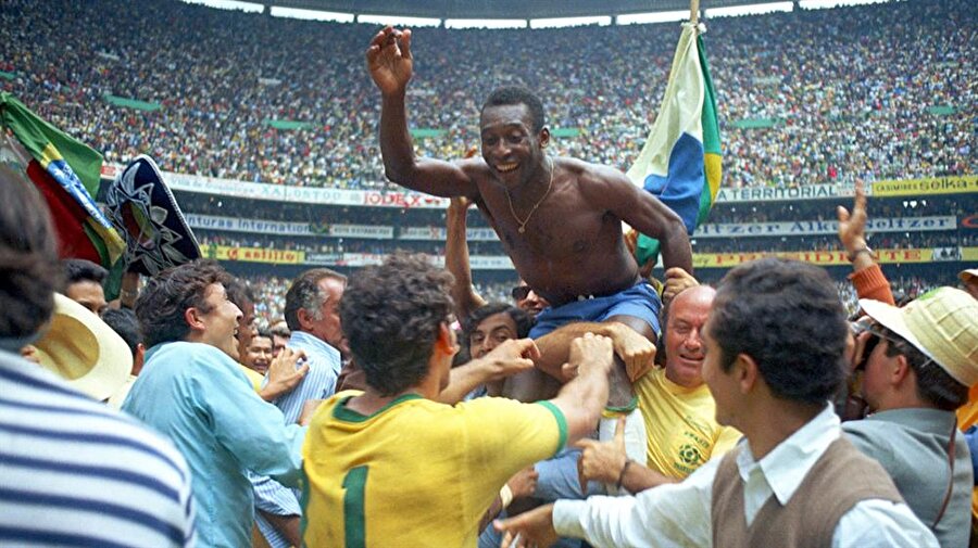 Pele

                                    Yaşayan en önemli futbol efsanelerinden biri olan Pele, Brezilya formasıyla 1958, 1962 ve 1970 Dünya Kupası organizasyonlarında toplam 12 gol kaydetti.
                                