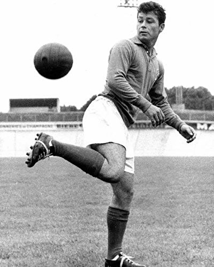 Just Fontaine

                                    Fransız futbol adamı Just Fontaine 1958 ve 1962  Dünya Kupası maçlarında toplamda 13 kez ağları sarstı.
                                