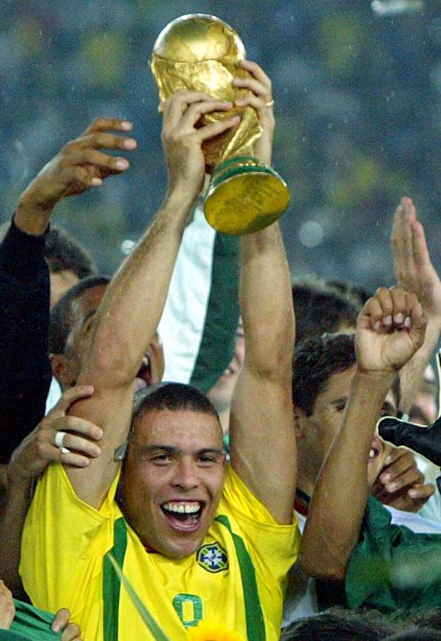 Ronaldo

                                    Brezilyalı eski futbolcu Ronaldo 1994, 1998, 2002 ve 2006 Dünya Kupaları’nda 15 gol kaydetti.
                                