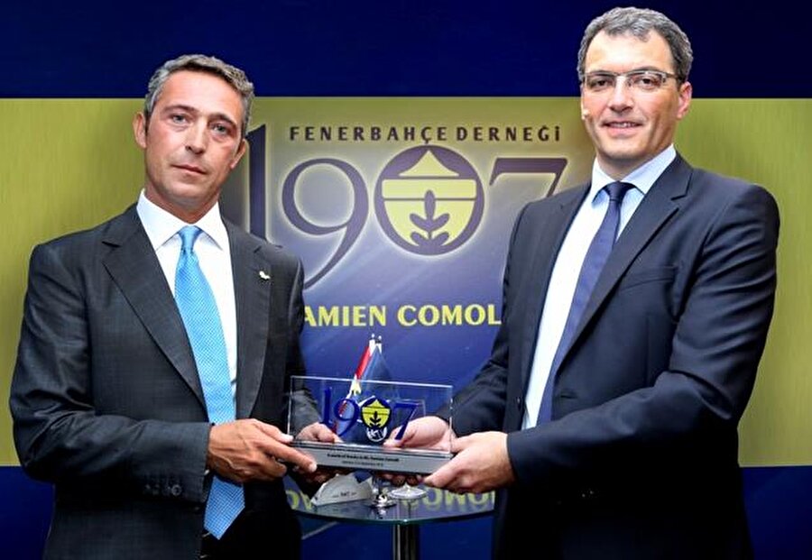 SPORTİF DİREKTÖR DÖNEMİ
Ali Koç’un en büyük hayallerinden biri, uzun vadeli başarının anahtarı olan Sportif Direktörlük… Sarı lacivertli kulübün futbol şubesinde radikal bir değişikliğe gidecek olan Ali Koç, Avrupa'da tanınan ve güçlü ilişkileri olan bir futbol direktörüne imza attırmak istiyor. Bu noktada öne çıkan isim Damien Comolli. Fransız futbol adamı, kariyerinde Monaco, St. Etienne, Arsenal, Tottenham ve Liverpool gibi önemli takımlarda görev aldı.
