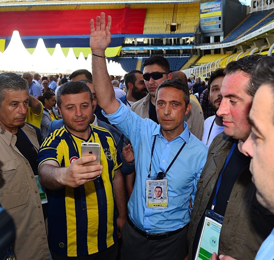 TRANSFER POLİTİKASI
Ali Koç, haziran sonuna kadar transferleri bitirmeyi amaçlıyor. Sportif direktör ve teknik direktörleri kısa süre içerisinde açıklamayı planlayan Ali Koç, ardından transferlere geçecek. Ali Koç, spektaküler ve sansasyonel transferlerden çok, gelecek vadeden ve ileride değerini katlayacak isimlere sarı-lacivertli formayı giydirmeyi düşünüyor. Buradaki temel amaç ise hem makul harcamalar yapmak hem de uzun vadeli bir kadro iskeleti oluşturmak.