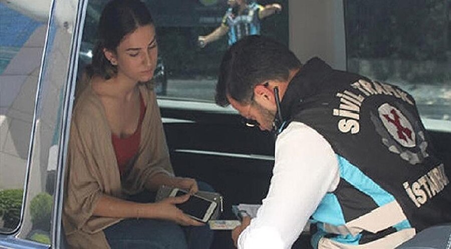 UBER yolcusu polisin bu sorusuna yanıt veremeyince şoför yakayı ele verdi