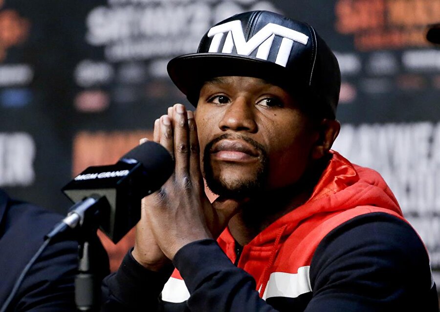 Mayweather, 285 milyon dolarlık geliriyle son bir yılın en çok kazanan sporcusu oldu.