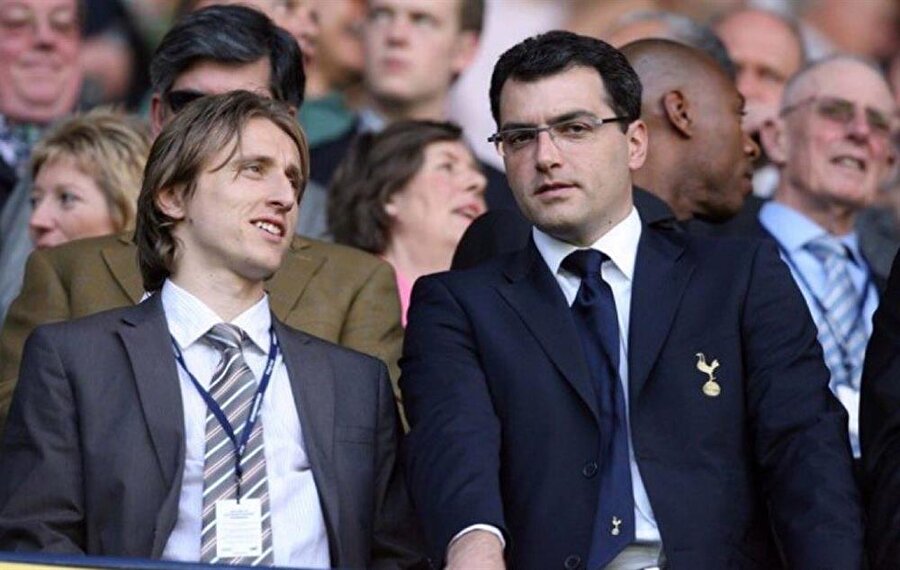 Çalkantılını Arsenal yıllarının ardından St. Etienne’e sportif direktörlük yapan Comolli, burada pek parlak bir grafik çizemese de kendini Tottenham’da buldu. Burada ise Berbatov, Bale ve Modric gibi isimlerin transferinde başrol oynayarak küllerinden doğdu.

                                    
                                    
                                
                                