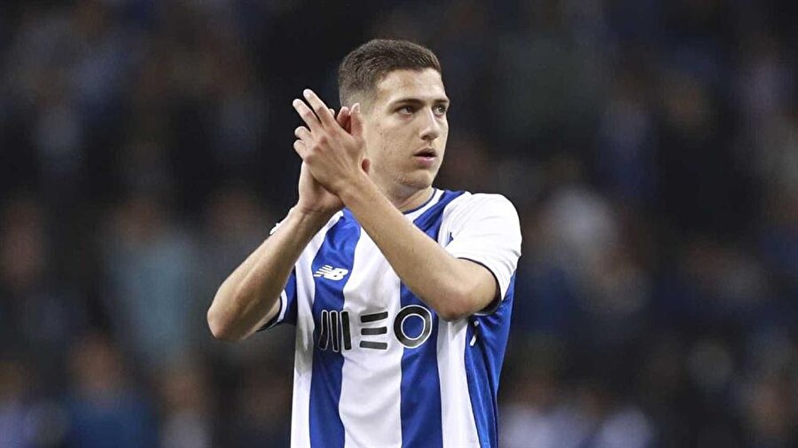 Manchester United, Brezilyalı futbolcu Fred'den sonra Portekizli Dalot'u da renklerine bağladı.