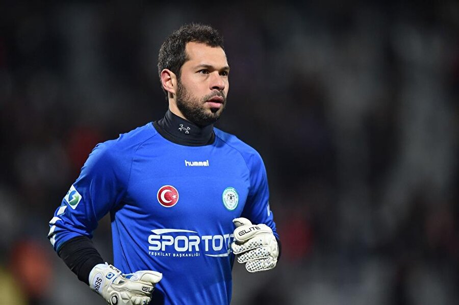 Akhisarspor'dan Muğdat Çelik ile anlaşan Galatasaray'ın Atiker Konyaspor'un kalecisi Serkan Kırıntılı ile de el sıkıştığı belirtildi.