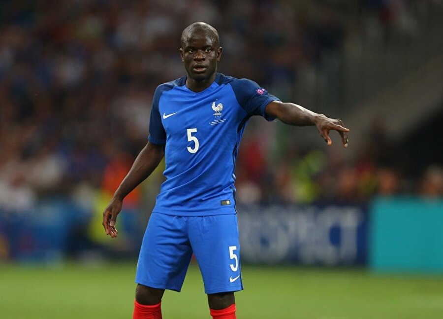 N'Golo Kante, milli takım antrenmanında suyu içermiş gibi yaptığı görüntüsüyle sosyal medyayı salladı.
