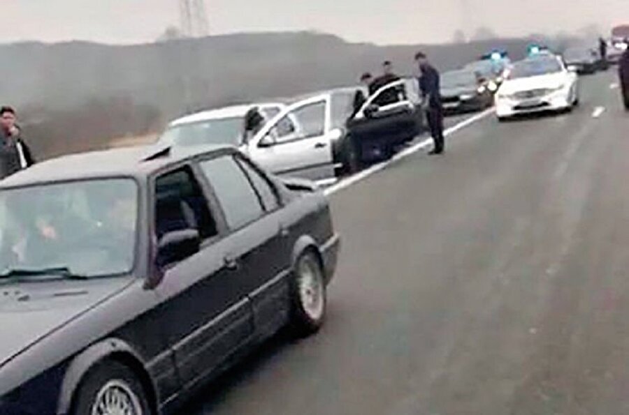 Türklere ait düğün konvoyundaki 6 araca el konuldu, 18 kişiye 40 bin Euro para cezası kesildi.