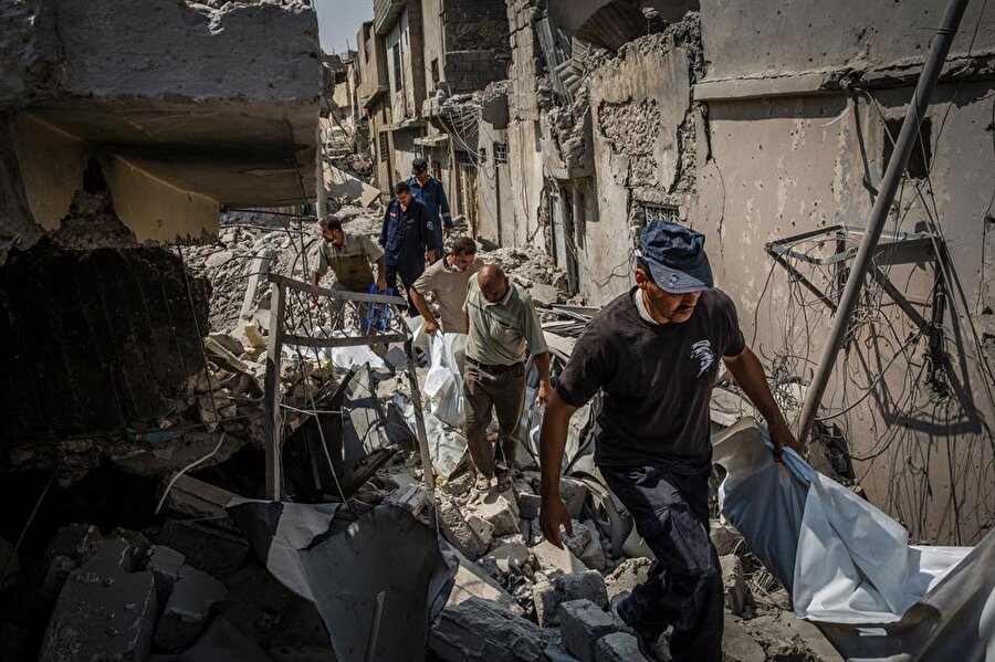 Bombardımanın harabeye çevirdiği Musul'da, enkaz altında hâlen yüzlerce ceset bulunuyor.