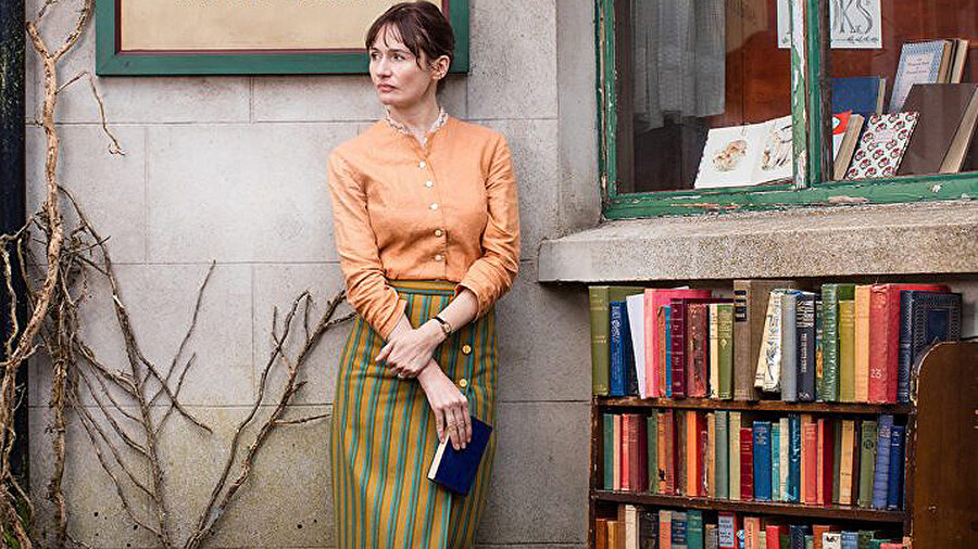 The Bookshop
Yönetmen Isabel Coixet'in Penelope Fitzgerald'ın aynı adlı romanından uyarladığı "The Bookshop", komik bir kasaba ve kararlı iki kadının hikayesini anlatıyor.
Emily Mortimer, Patricia Clarkson, Bill Nighy, Hunter Tremayne, Honor Kneafsey ve James Lance'nin rol aldığı dram türündeki film 1950'li yılların İngiltere'sinde geçiyor.
Berlin Film Festivali'nde prömiyeri yapılan ve İspanya'nın Oscar'ı sayılan Goya'da "En İyi Film", "En İyi Yönetmen" ve "En İyi Senaryo" ödüllerini alan film; cesaret, iyimserlik ve kitap sevgisine dair bir yapım.