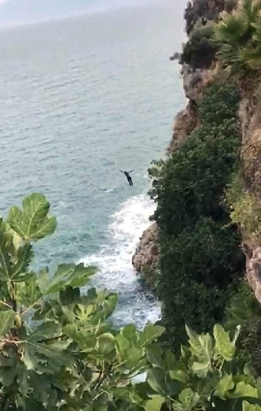 35 metre yükseklikteki falezlerden denize atladı.