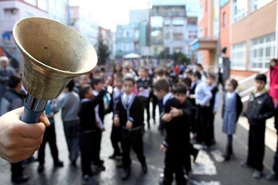 Okul öncesi, ilköğretim ve ortaöğretim okullarındaki yaklaşık 18 milyon öğrenci yarın karne alarak 3 ay sürecek yaz tatiline girecek.