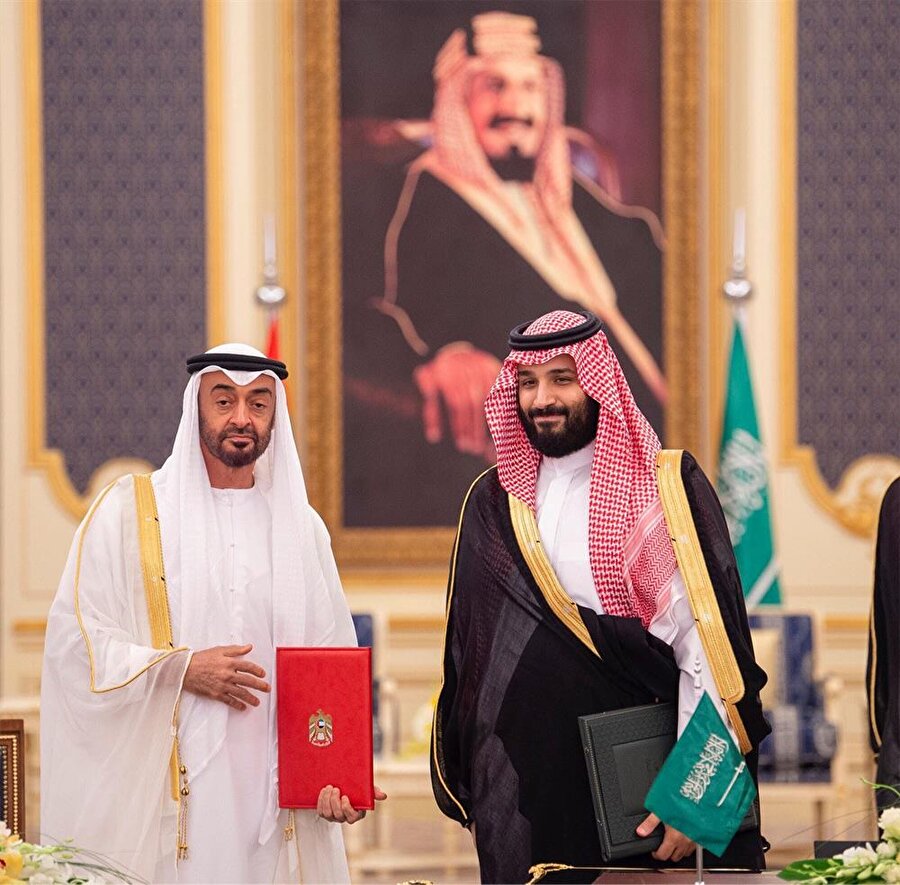 Körfez İşbirliği Konseyi devre dışı

                                    
                                    Suudi Arabistan-Birleşik Arap Emirlikleri (BAE) Koordinasyon Konseyinin ilk toplantısında "askeri, ekonomik, kalkınma" alanlarında milyarlarca dolarlık stratejik anlaşmalara imza atıldı. İlki gerçekleştirilen konsey toplantısı kapsamında, ekonomik, askeri ve kalkınma alanlarında 44 ortak proje imzalandı. Cidde'de düzenlenen imza törenine Suudi Arabistan Veliaht Prensi Muhammed bin Selman ve BAE Veliaht Prensi Şeyh Muhammed bin Zayid Al Nahyan katıldı. Anlaşmayla birlikte Katar ve Yemen’in de dahil olduğu Körfez İşbirliği Konsey’i fiilen devre dışı bırakılmış olacak.
                                
                                