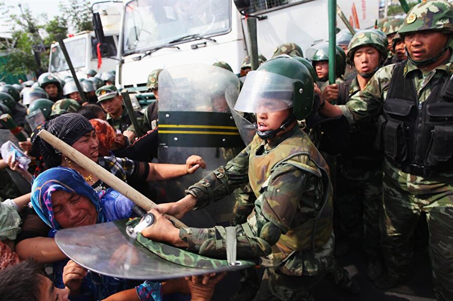 Çin'in "Sincan Uygur Özerk Bölgesi" olarak adlandırdığı Doğu Türkistan'ın başkenti Urumçi'de 2009'da düzenlenen protestolardan bir kare.