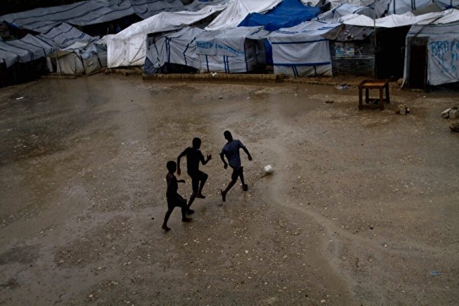 Haiti
Bu fotoğraf ise Haiti’de bir mülteci kampında çekildi.