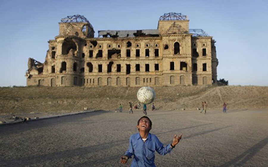 Afganistan
Afgan çocuklar Darul Aman Sarayı'nın önünde futbol oynuyor.