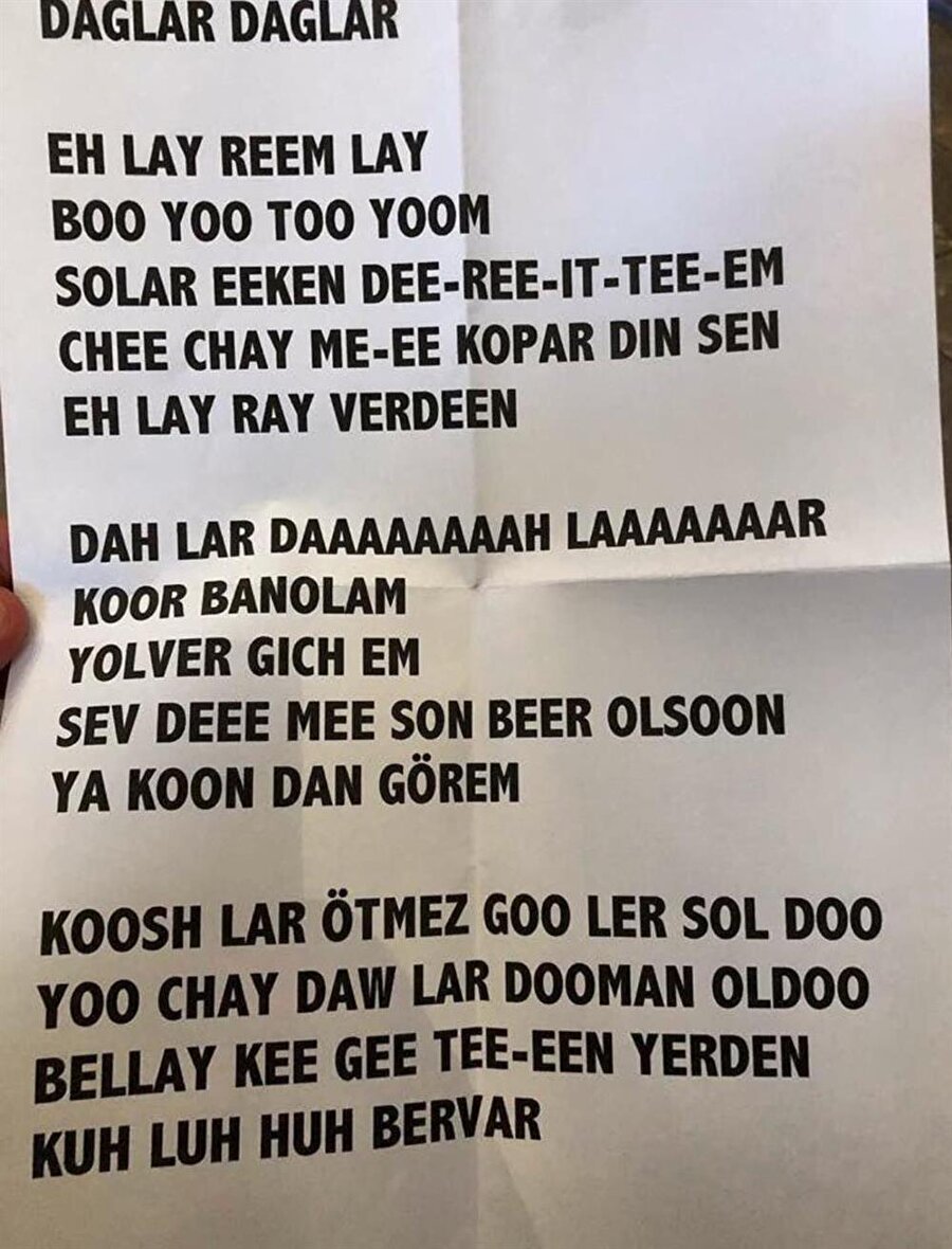 
                                    Öte yandan grup üyelerinin şarkı performansında hata yapmamak için, şarkının sözlerini söyleniş şekliyle kağıda döktükleri ortaya çıktı. Sözlerin yazılı olduğu görsel sosyal medyada kısa sürede büyük beğeni gördü.
                                