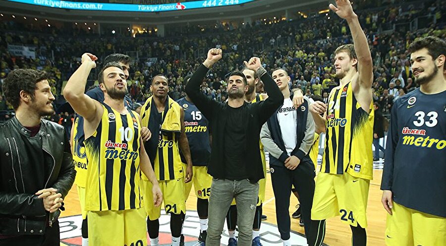 Fenerbahçe sevdalısı
Fenerbahçe’nin deneyimli kaptanı çocuk yaşta düştü sarı-lacivertli sevdaya… O henüz profesyonel futbolcu değilken elinde davulu, dilinde besteleriyle tribünleri aşındırmıştı.