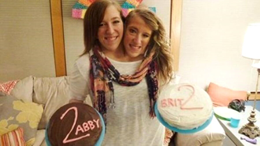 İkizler geçtiğimiz günlerde bir okulda öğretmenlik yapmaya başladı. Öğrencileri onlara bayılıyor.