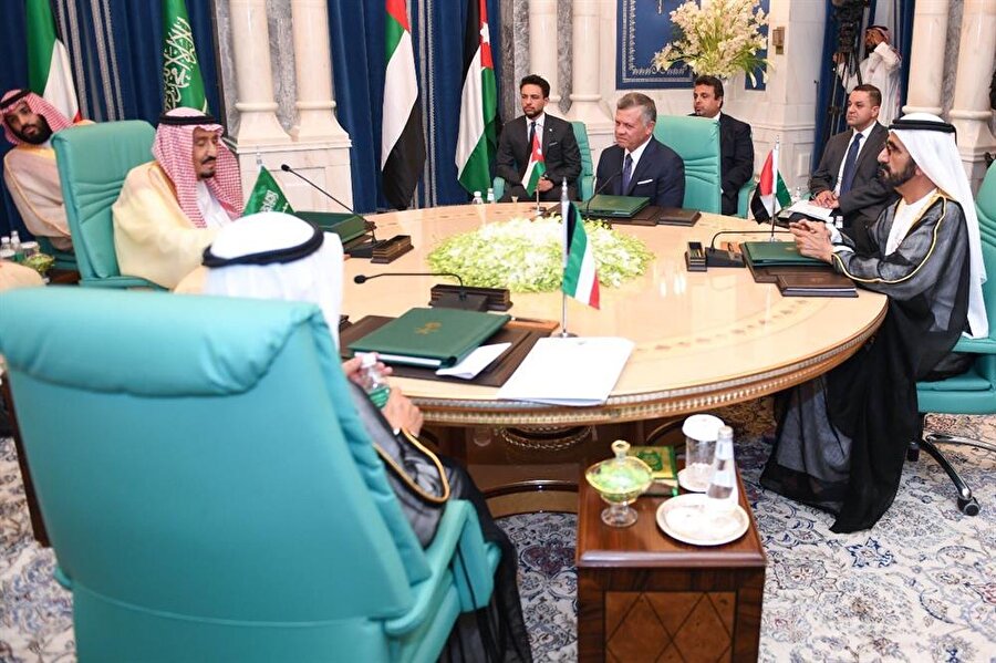 Zirveye Suudi Arabistan Kralı Selman, Ürdün Kralı Abdullah, Dubai Emiri Şeyh Muhammed ve Kuveyt Emiri Şeyh Sabah katıldı.