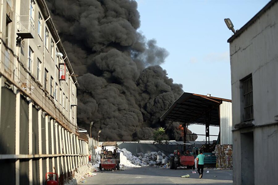 Kısa sürede bütün fabrika binasını saran yangını söndürmek için olay yerine 6 ilçeden itfaiye ekibi sevk edildi.