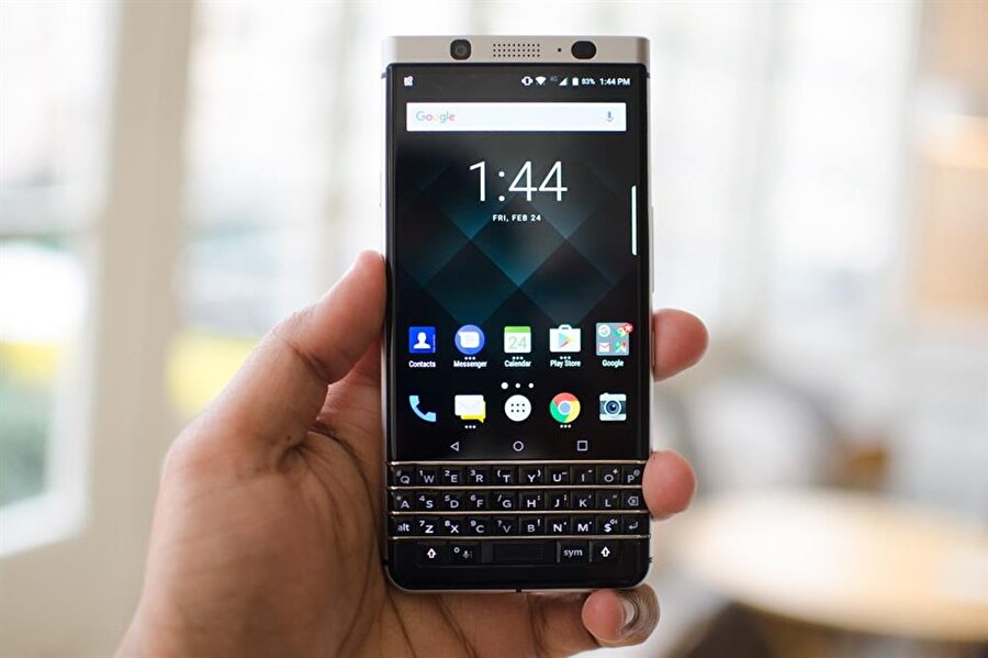 BlackBerry KeyOne

                                    
                                    
                                    BlackBerry'nin geçen sene Mobile World Congress kapsamında tanıttığı akıllı telefon, sondan da olsa "dünyanın en iyi 20 akıllı telefonu" listesine girmeyi girmeyi hak ediyor. Ürünün 4.5 inç'lik ekran; Qualcomm Snapdragon 625 yonga seti, Adreno 506 grafik işlem birimi, 3 GB RAM, 32 GB depolama alanı ve çift LED flaşlı arka kamera yer alıyor. Cihazın en önemli özelliklerinden biri ise hem dokunmatik ekran hem de fiziksel klavyeye sahip olması. Hatta bu türde piyasadaki ender modellerden biri olduğunu da belirtmek gerek. Fiyat: 450 dolarMWC 2017: BlackBerry KEYone ön incelemesi
                                
                                
                                