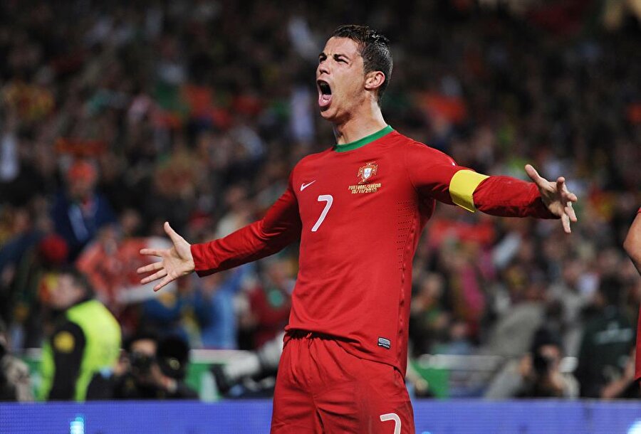 Cristiano Ronaldo / Portekiz
Doğum Tarihi: 5 Şubat 1985Mevki: SantraforKulübü: Real MadridBonservis: 100 milyon Euro Sözleşme Bitiş Tarihi: 30.06.2021