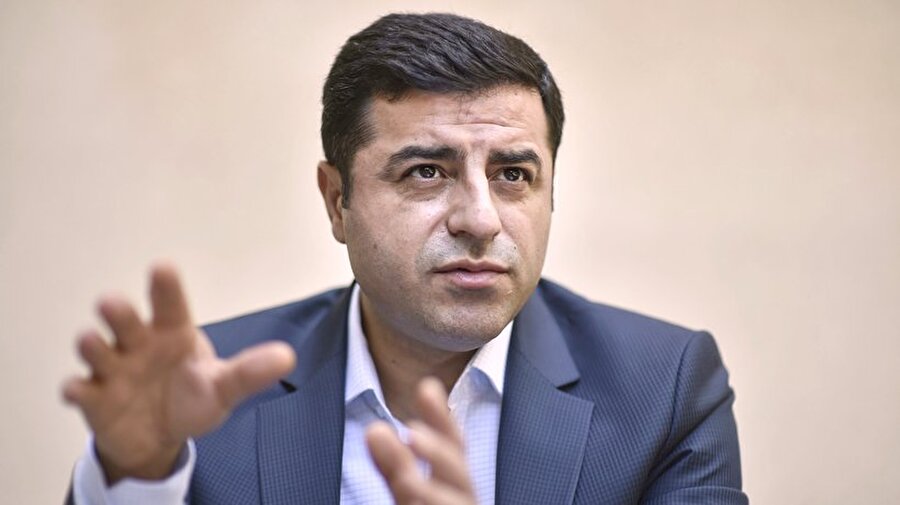 HDP'nin cumhurbaşkanı adayı Selahattin Demirtaş 

                                    
                                    HDP'nin cumhurbaşkanı adayı Selahattin Demirtaş oyunu tutuklu bulunduğu Edirne Kapalı Cezaevi'nde kullanacak. Demirtaş seçim sonuçlarını televizyondan takip edecek. Sonuçlar netleşirken avukatı ile istişare edebilecek.
                                
                                