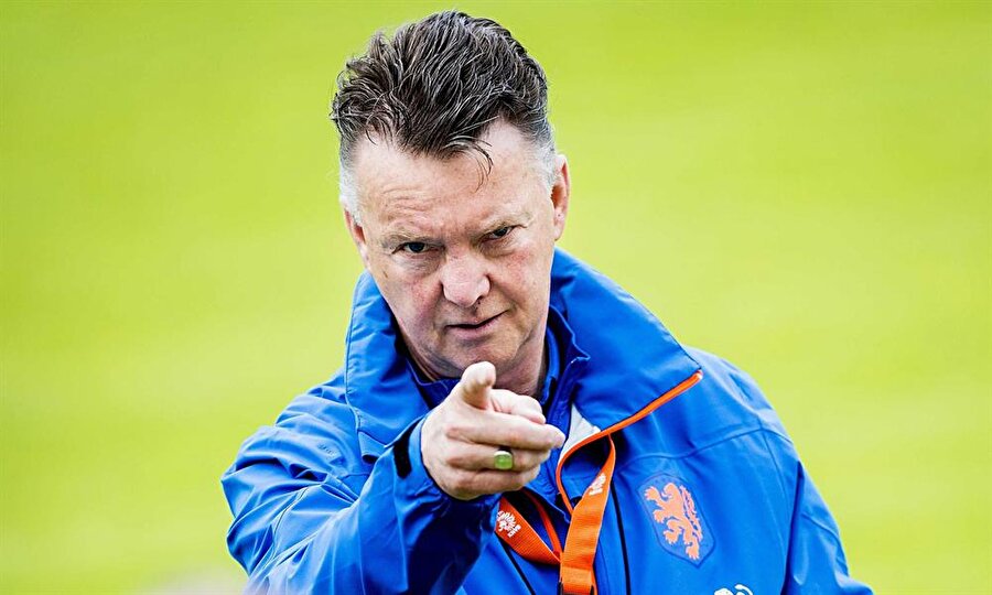 Fenerbahçe'nin ünlü futbol adamı Louis van Gaal'i ikna etmeyi başardığı ifade edildi.