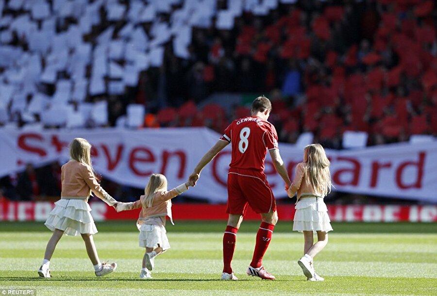 Steven Gerrard
1 Ocak 2017'de Los Angeles forması altında emekliye ayrılan Steven Gerrard'ın objektiflere takılan fotoğrafı jübilesinden değil. 17 yıl Liverpool forması giyen Gerrard 2015'te kulüpten ayrılırken duygusal anlar yaşadı.