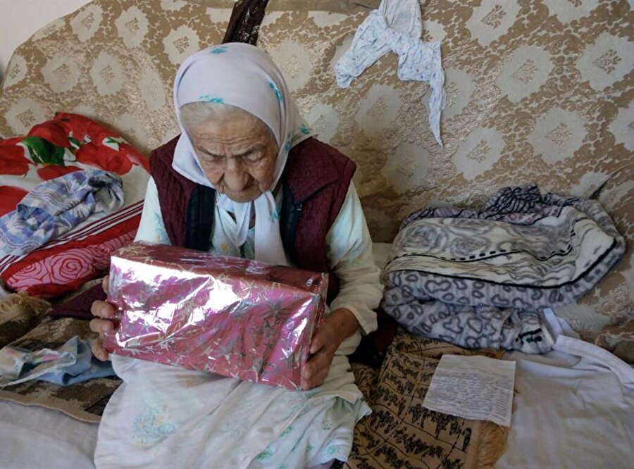 İstanbul'dan gönderilen hediyeyle, Koku Teyze'nin çocukluk hayali gerçekleşmiş oldu.