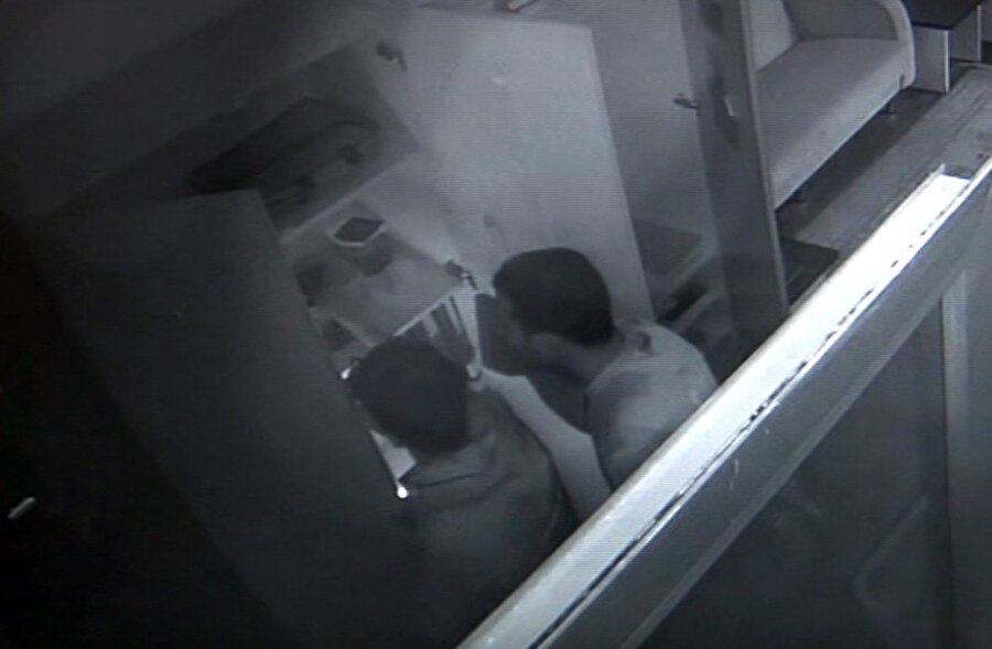 Kadir Gecesi’nde önce Kur’an-ı Kerim’i öptüler, sonra soygun yaptılar