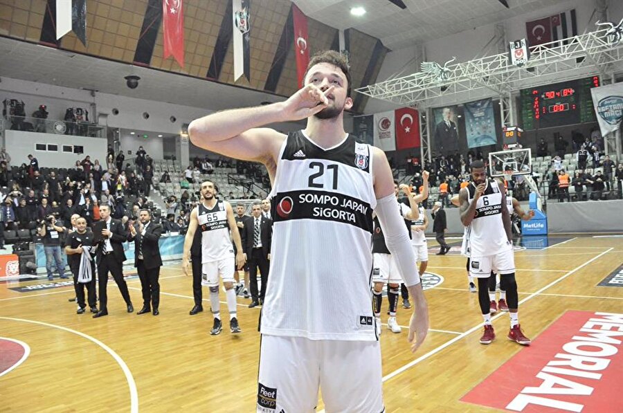 Anadolu Efes, milli basketbolcu Sertaç Şanlı ile 1+1 yıllık sözleşme imzaladı.