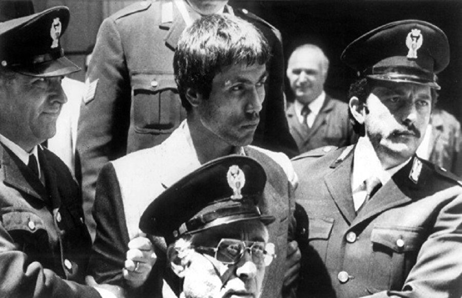 Papa II. Jean Paul'e suikast girişiminden dolayı İtalya'da tutuklanan Mehmet Ali Ağca Türkiye'ye iade edildi