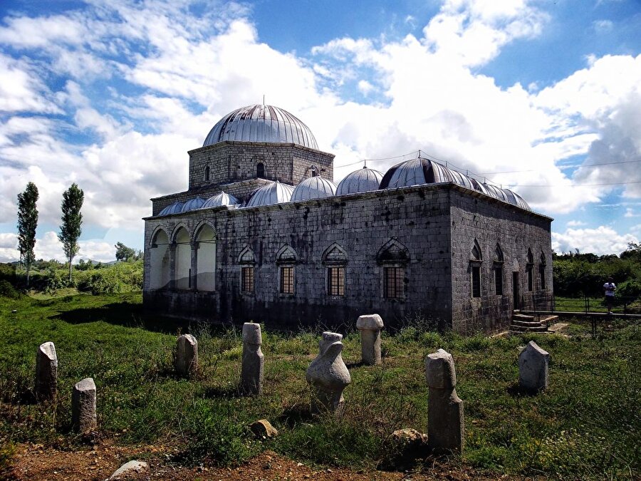Kurşunlu Camii'nin etrafında Osmanlı döneminden kalma kabirler de bulunuyor.