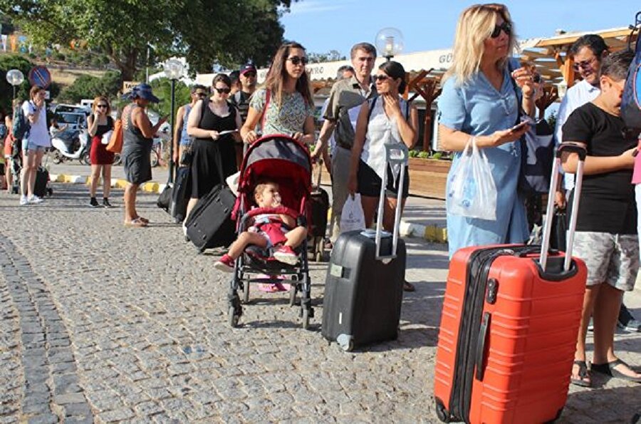 Yunan turistler alışveriş için Ayvalık'a akın etti